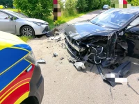Czołowe zderzenie samochodów osobowych. Droga powiatowa zablokowana