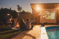 Własne kino w domu i na ogrodzie: jak wybrać idealny projektor?