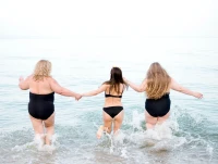 Stroje kąpielowe plus size z wzmocnioną miseczką - na co patrzeć przy końcówce sezonu nad Bałtykiem?