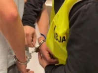 Ukradł samochód i zaczął uciekać przed policją. 23-latek zakończył jazdę na drzewie!