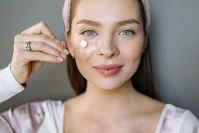 Składniki aktywne w pielęgnacji twarzy – jak bezpiecznie łączyć retinol, witaminę C, kwasy i niacynamid?