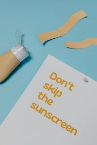 Lekki krem SPF 50 do cery tłustej: Hity, które matują i nie zapychają porów