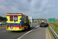 Wypadek na Trasie Kaszubskiej. Osobówka zderzyła się z pojazdem służby drogowej