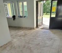 Nowe instalacje, posadzki i odnowione sanitariaty. Trwa modernizacja szkoły