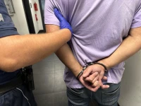 W sklepie założył buty i próbował w nich wyjść bez płacenia