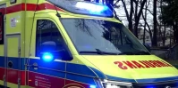 Tragiczny wypadek. Samochód uderzył w drzewo, nie żyje mężczyzna