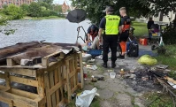Mężczyzna w kryzysie bezdomności skarżył się na ból brzucha. Interweniowali strażnicy miejscy
