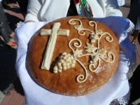 Parada dożynkowa i występy zespołów folklorystycznych na dożynkach gminy Gniewino