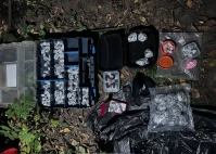 Siedział w krzakach z narkotykami. Policjanci zabezpieczyli ponad 400 porcji