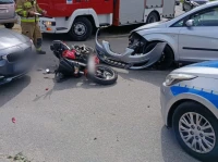 Wypadek osobówki i motocykla. Kierowca jednośladu trafił do szpitala
