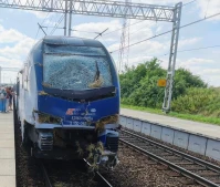 Zderzenie pociągu pasażerskiego z przyczepą rolniczą! | ZDJĘCIA
