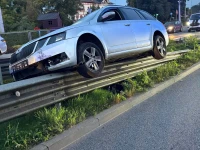 Samochód wjechał w barierki przy dworcu