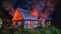 Nocny pożar pustostanu. Strażacy walczyli z ogniem do rana