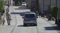 Pomalował kostkę brukową sprayem i schował się na podwórku. Zdradziły go ślady na rękach