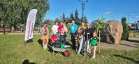Posadzili drzewa, zamontowali stojak i radar prędkości