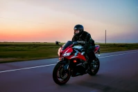 Długodystansowe trasy nadmorskie – jak technicznie przygotować ekwipunek na motocykl?
