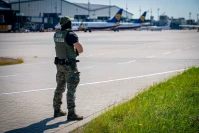 Alkohol i papieros na pokładzie samolotu. Dwie interwencje Straży Granicznej na lotnisku