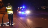 Pijany senior na hulajnodze zderzył się z samochodem. Trafił do szpitala