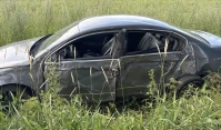 Volkswagen uderzył w drzewo. W zdarzeniu uczestniczyły trzy pojazdy