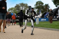 Edward pierwszym robotem, który ukończył triathlon | ZDJĘCIA, WIDEO