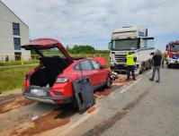 Zderzenie osobówki z ciężarówką. Jedna osoba w szpitalu