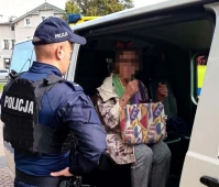 Seniorka osunęła się na chodnik. Sopoccy policjanci ruszyli z pomocą