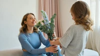 Kwiaty na Dzień Matki z personalizowaną kartką – jak dodać osobisty akcent?
