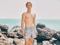 Spodenki kąpielowe męskie na plażę, basen i wakacje – co ma znaczenie przy wyborze
