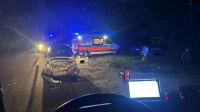Zderzenie dwóch aut. Dwie osoby w szpitalu