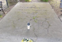 Samotny grób na Kalwarii Wejherowskiej. Związana jest z nim miłosna historia