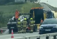 Wypadek na Trasie Kaszubskiej. Osobówka zderzyła się z pojazdem służby drogowej