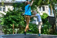 Trampolina ziemna w ogrodzie - jak wybrać i na co zwrócić uwagę?