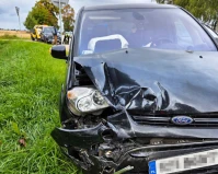 Samochód uderzył w tył poprzedzającego auta. Dwie osoby poszkodowane