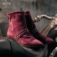 Jak nosić zamszowe kowbojki jesienią? Zestawienia ze zwiewną sukienką, jeansami i ramoneską