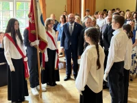 Ostatni dzwonek w „Dziewiątce”. Ósmoklasiści żegnają szkołę