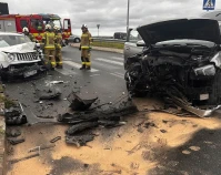 Czołowe zderzenie na drodze. Trzy osoby trafiły do szpitali