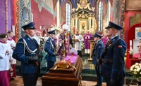 Ostatnia droga księdza Stanisława Kotowskiego. Policjanci pożegnali swojego kapelana