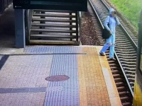 Kobieta wpadła na tory. Na szczęście tragedii udało się uniknąć