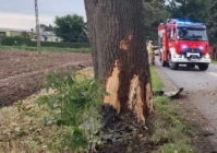 Auto wypadło z drogi i uderzyło w drzewo. Kobieta nie żyje