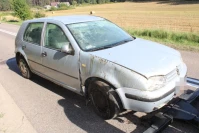 Dwie kolizje i pościg za 19-latkiem. Na końcu wyskoczył z przewróconego Golfa