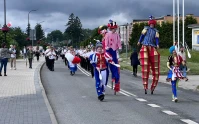 Orkiestry dęte, mażoretki, szczudlarze i zabytkowe pojazdy opanowały Gniewino [FILMY]