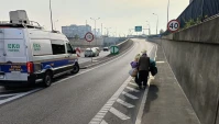 Usiadł na krawężniku przy wjeździe do tunelu. Wózek z dobytkiem zablokował pas ruchu