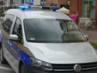 Skąpo ubrany i zdezorientowany mężczyzna chodził ulicą w jednym bucie