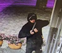 Kwas masłowy w bawialni. Policja szuka mężczyzny z monitoringu