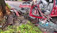 Tragedia na drodze. 37-letni kierowca zginął po uderzeniu w drzewo