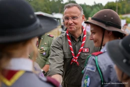 Wylądował helikopterem i odwiedził harcerzy. Andrzej Duda na Pomorzu