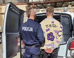 Chwiejnym krokiem szedł do samochodu. Wyrwali mu kluczyki 