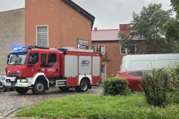 Ewakuacja budynku! Mieszkania zalane, a wszystko przez uszkodzony dach