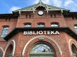 Dworzec czy biblioteka? Co z nazwą miasta na budynku?
