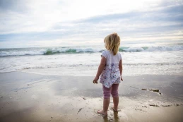 Dziewczynka podeszła do obcych na plaży. Szukała pomocy